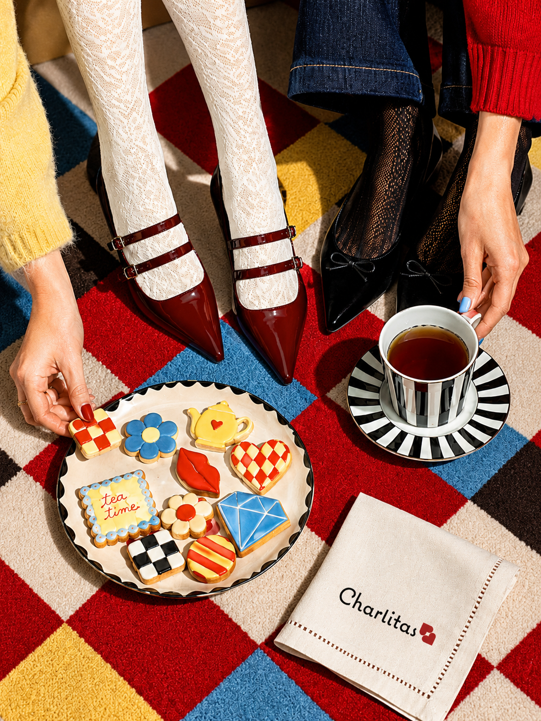 Fotografía de producto con una selección de galletas Charlitas y té