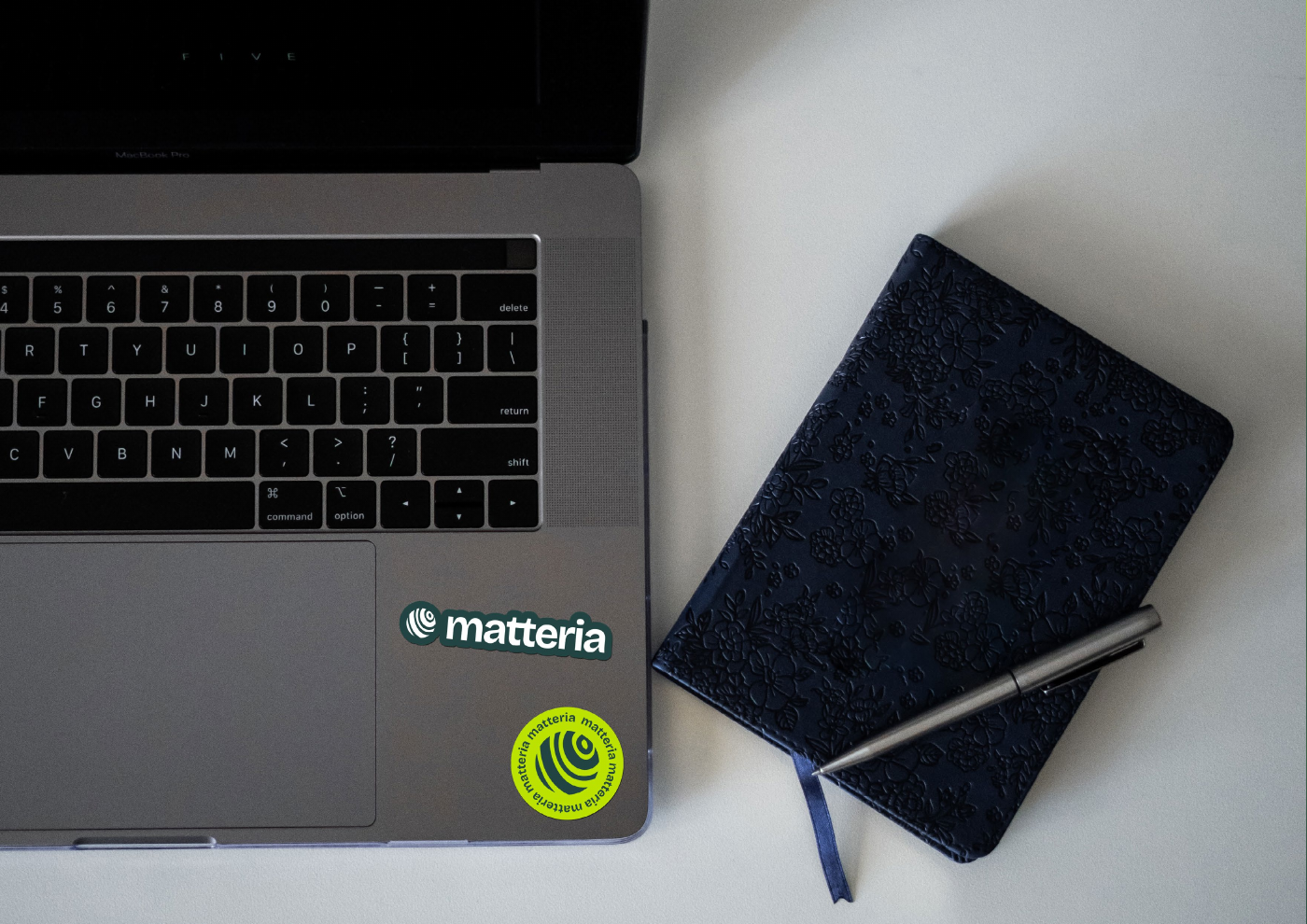 Identidad Matteria aplicada en ordenador y material editorial